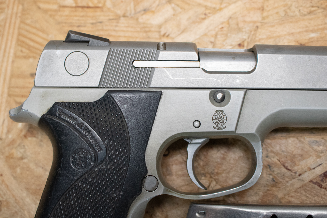 SMITH AND WESSON 4043 40 S&W Police Trade-In Pistols (Good Condition)